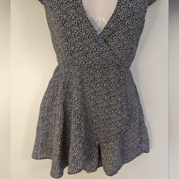 UO KIMCHI BLUE ditsy floral romper one piece outfit xs 0 black white - Picture 8 of 16